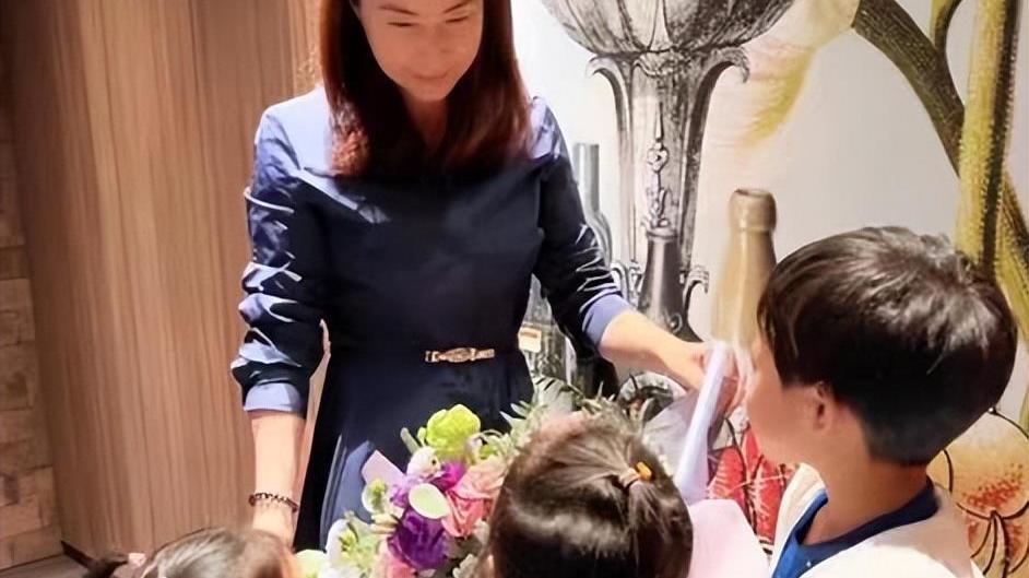 霍启刚|郭晶晶晒与霍启刚豪宅，一家五口院子内野餐，身后超大庭院似公园