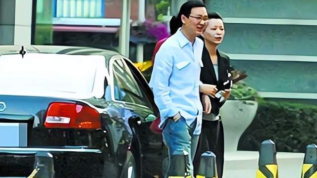 董卿|48岁董卿坐飞机近照曝光，下巴削尖模样憔悴，穿旗袍瘦到认不出