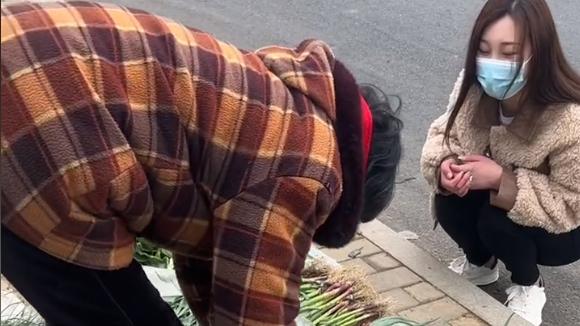 陈亚男|陈亚男新剧本行善举，5处穿帮细节曝光，网友证实买菜的是她二姨