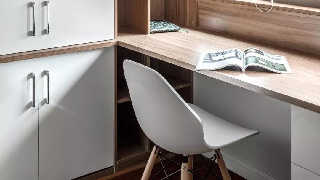 1张书桌占1间房？难怪你家不够住，角落腾1㎡打悬空桌一样办公