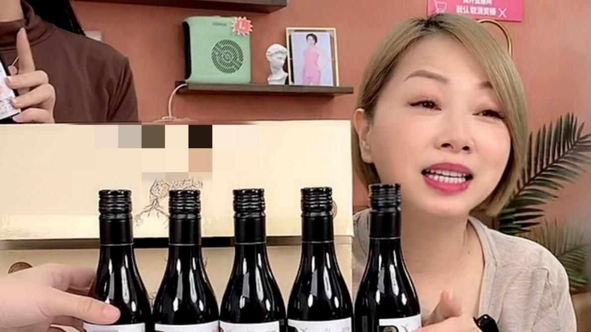 刘玉翠|港星刘玉翠55岁就退休，在小区马路直接跳广场舞，惹路人频频围观