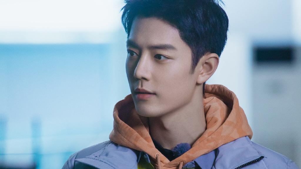 赵露思|肖战转场海南戏份，戴着鸭舌帽和口罩现身，依然挡不住帅气