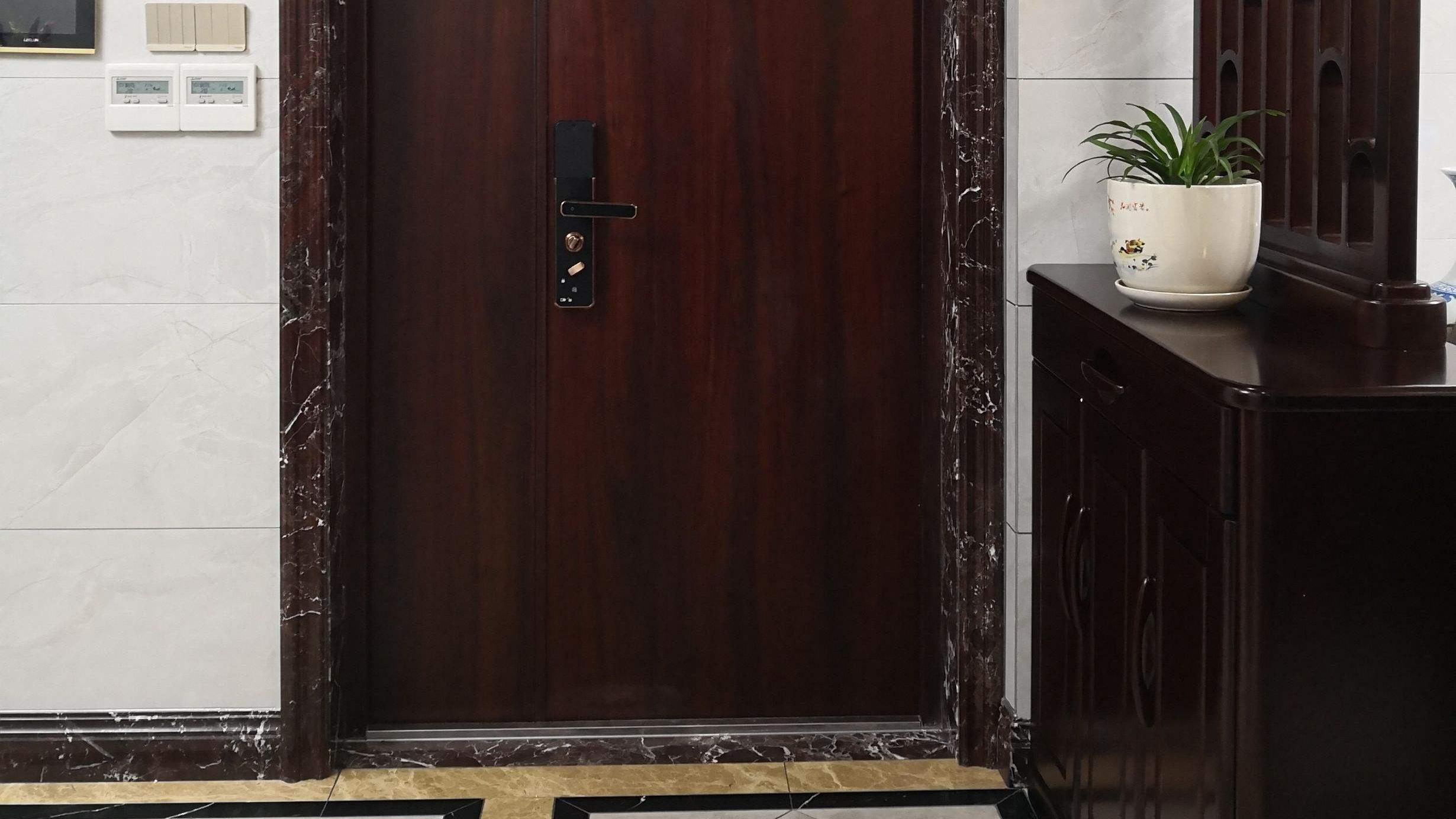 新房刚交钥匙，开发商装的大门要不要换？很多人都做错了