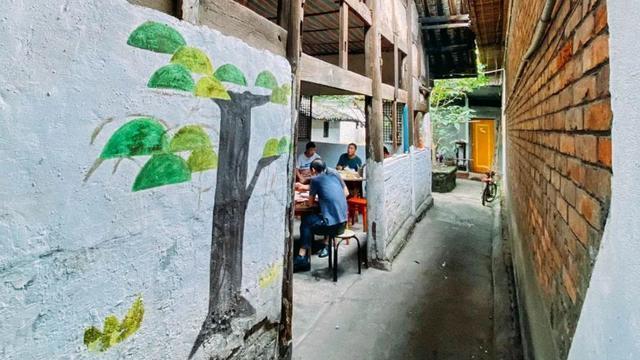 |成都这家40多年的卤肉店，开在一座100多年老房里，没招牌却很火