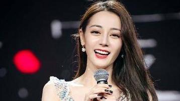 迪丽热巴|27岁迪丽热巴33岁杨幂，同穿“亮片长裙”，一个少女一个女王