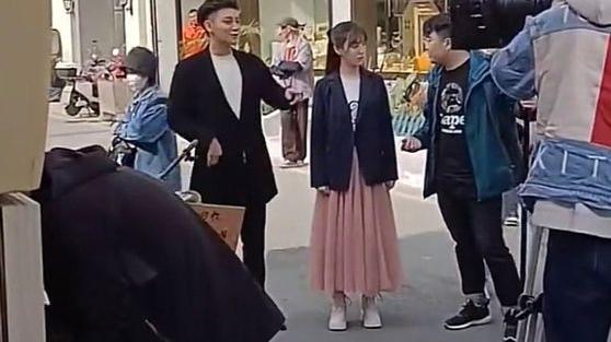 黄子韬|太甜了！黄子韬在杭州拍戏，请女搭档吃烤肠，还单手将对方扛起来