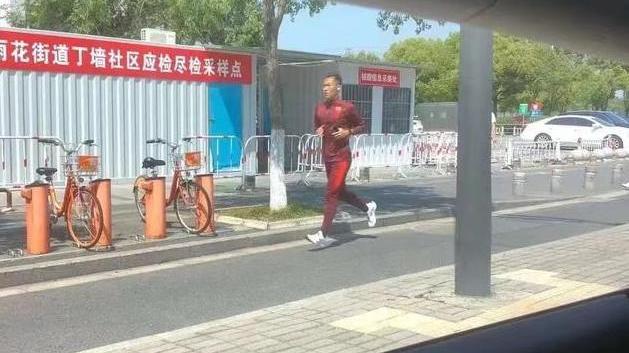 吴曦|自律！33岁国足队长街头顶着烈日跑步！仍穿国家队训练服，网友盛赞