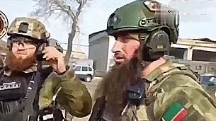 亚速营|车臣武装用大疆无人机，发现楼顶有亚速营狙击手，还在进行战术翻滚！