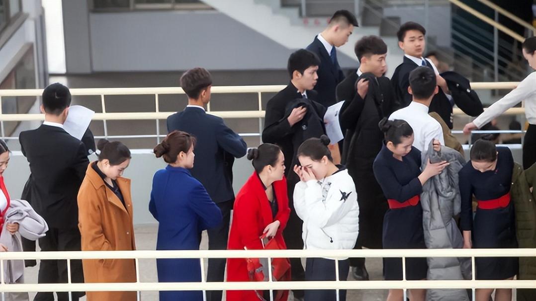 浙江大学|浙大教授质疑空姐招收研究生：去天上“倒水”？对此网友各执己见