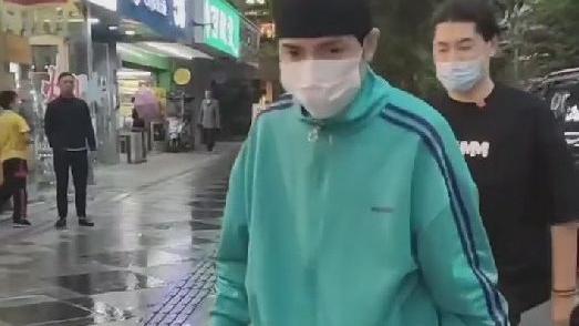 萧敬腾|萧敬腾成都吃火锅，打扮低调引众人围观，成都再次下雨引热议