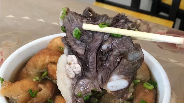 奶茶|甘肃临夏的硬核早餐，外地小伙子慕名来吃，端上来以为自己眼花了