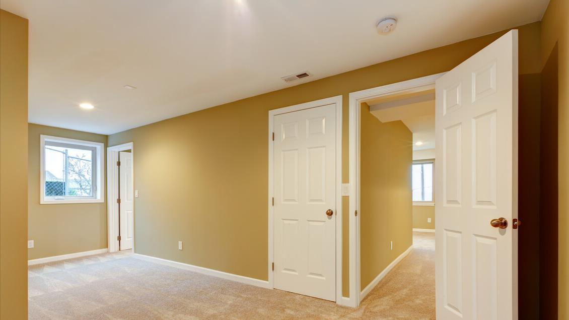 装修选择卧室门，实木门和金属门别乱选，选错了很不好用