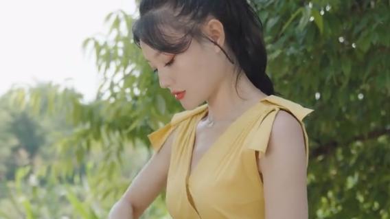 |网红唐小鱼穿高开叉连衣裙，躺在摇椅上遭吐槽，网友：建议封杀