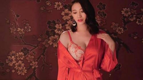 李小冉|李小冉代言内衣，身材依旧性感火辣，完全不输林志玲