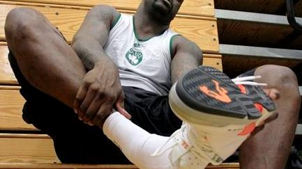 |为何NBA球星那么有钱，但是送球鞋给球迷 会把鞋垫拿出来？