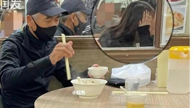 周润发|周润发给路人发红包，每人送100元，街坊赞发哥人帅心善