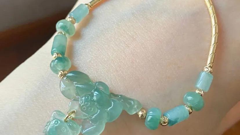 翡翠|古灵精怪的翡翠冰绿莲花手串