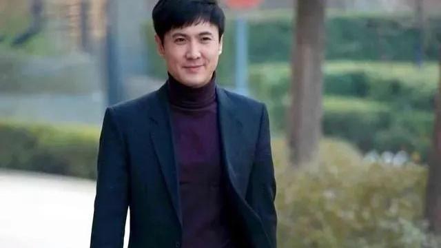 沈腾|著名演员沈腾，其字飘逸潇洒，很是耐看，网友：和颜值好不匹配