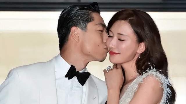 林志玲|林志玲在商场逛街被偶遇，体型消瘦包裹严实，冻卵生子遭路人实锤