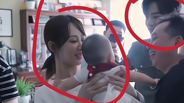 肖战|肖战成“新手奶爸”！片场不敢抱孩子，急的手忙脚乱太可爱