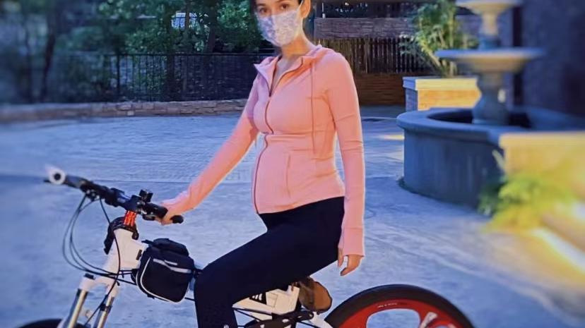 卢靖姗|36岁卢靖姗胆子真大！挺着7个月孕肚深夜骑车，身材曲线匀称有致