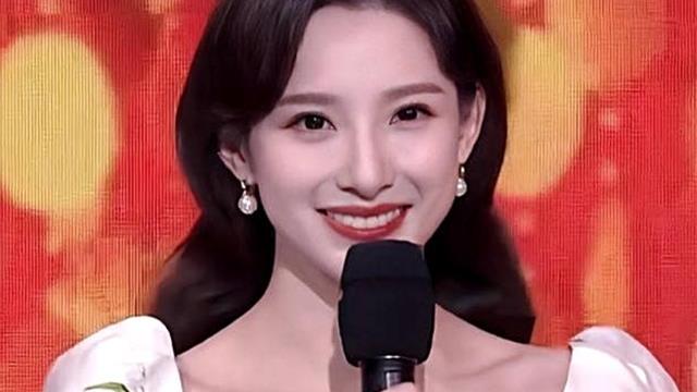 春晚|马凡舒“摇头晃脑”主持春晚，网友：她比王冰冰更漂亮
