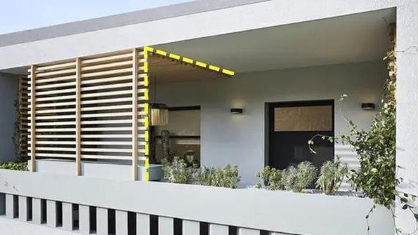 阳台不封难熬过夏天，听父母的：用7字型格栅板遮阳，成本也低