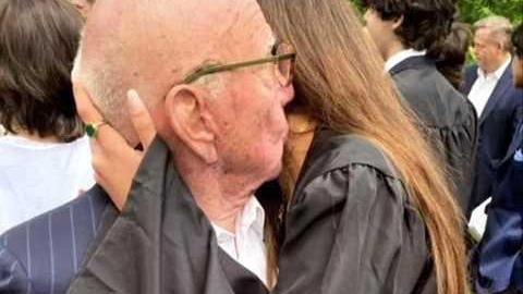 默多克|邓文迪20岁长女为91岁默多克庆生！和父亲如祖孙，3年前身家百亿