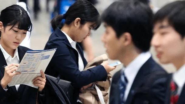 加班费|“集体摆烂”悄然兴起，工资下调员工不满，领导无奈：想联系都难