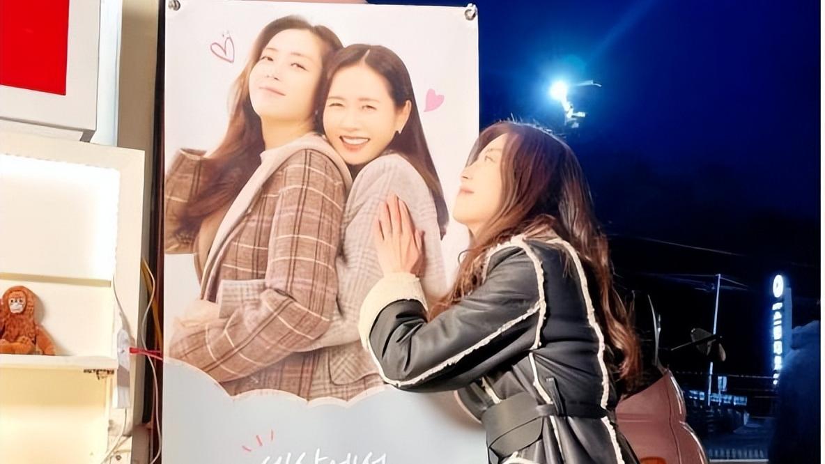 孙艺珍|孙艺珍官宣怀孕后和闺蜜聚会，玄彬为她们做烤肉，宋允儿开心大笑