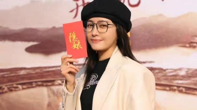 秦岚|秦岚瘦太狠了吧！“骨头人”身材撑不起垫肩，五五分比例更显娇小