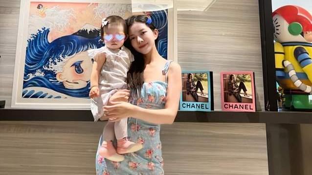 杜淳|杜淳老婆王灿高调秀恩爱，一家三口穿情侣装出镜，被夸衣品有进步