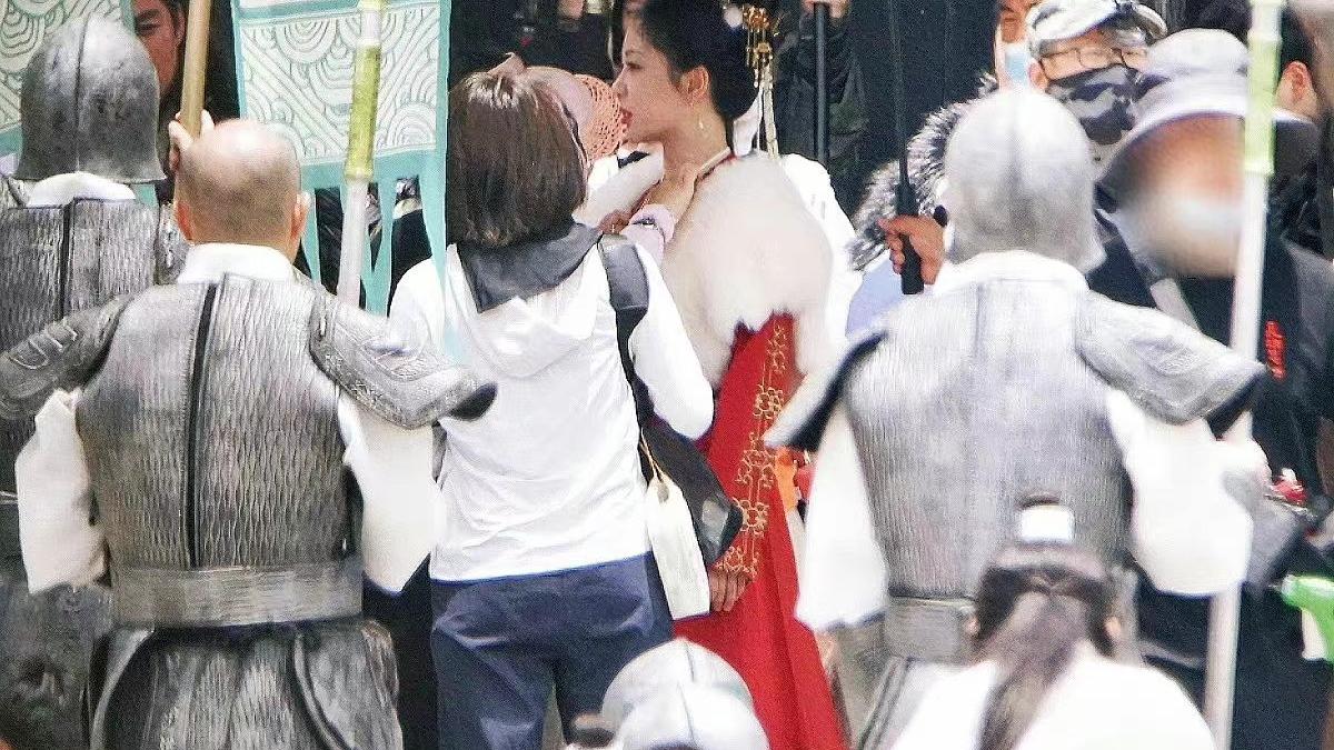 杨紫|不容易！杨紫《长相思》红衣路透，横店这么热的天穿着大毛领拍戏