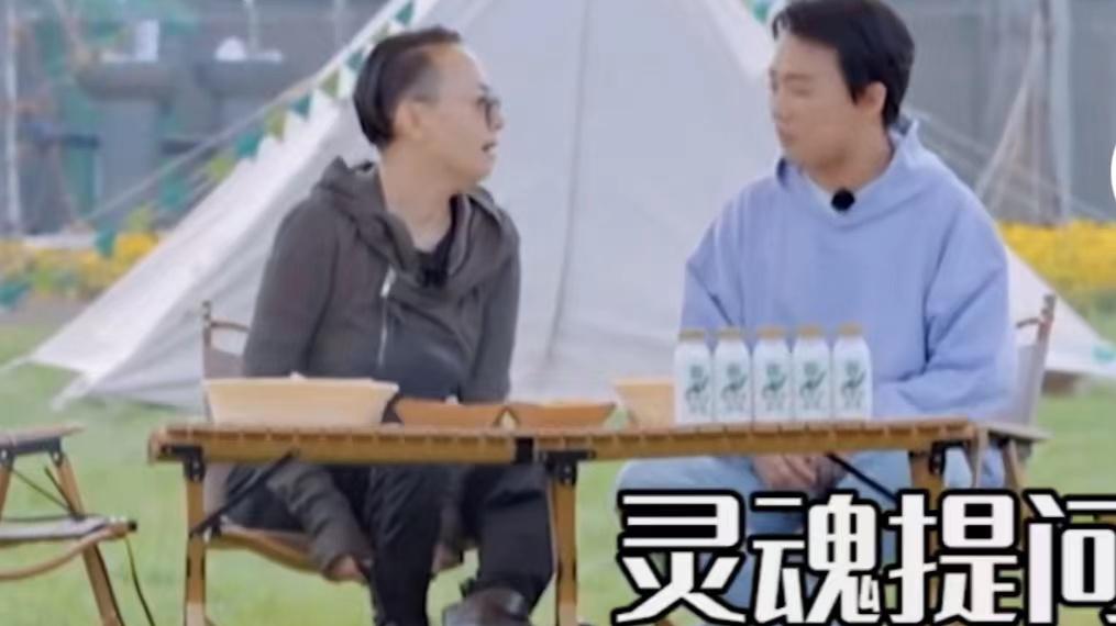 牛莉|郭麒麟久违露面身形消瘦，神情疲惫面容憔悴，与牛莉搭肩关系亲密