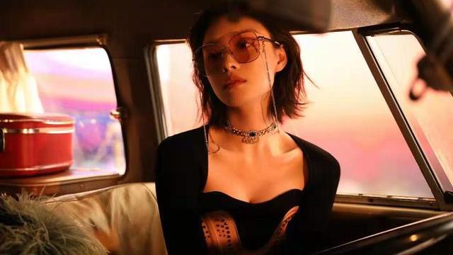 倪妮|倪妮在车内拍代言大片，穿衣搭配太显身材，被指“掉价了”