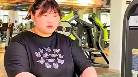 初唐 大衣哥女儿瘦身成功，模样大变，网友：像芭比娃娃