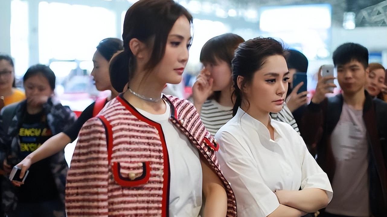 阿娇|阿娇阿SA姐妹同行，都穿白色的衣服，风格却是完全不同