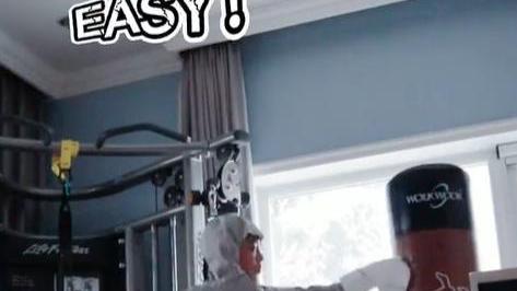 包子|49岁宁静饭量超大不怕胖！桌上菜碗超大似水盆，手抓包子大口狂吃