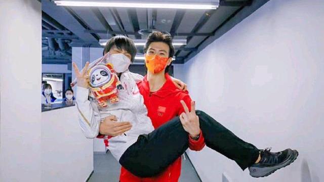 公主抱|公主抱6.0版本！羽生结弦成为中国选手柳鑫宇的新春墩：爱的抱抱