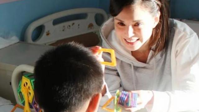 李若彤|李若彤下乡做公益！为孩子包饺子梳头太亲切，赶鸭子摘辣椒接地气