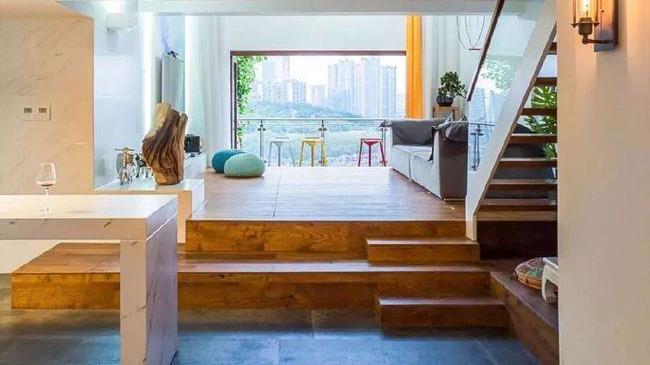 你见过在家里地板养鱼的吗？客厅里面装小院，这装修太神奇了！