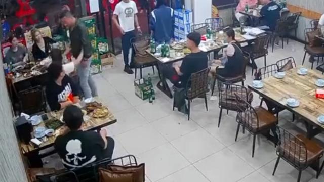 女孩|揪住“唐山被打女孩职业”不放，是替施暴者推卸罪责