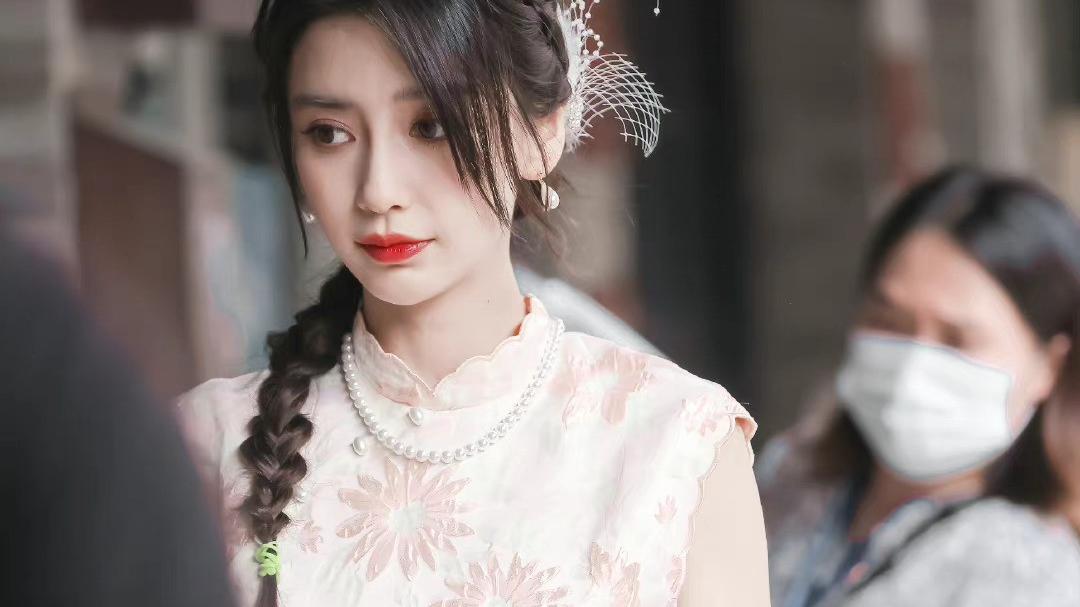 |Baby穿粉色旗袍录节目，身形骨感腰肢纤细，大红唇秒变民国名媛