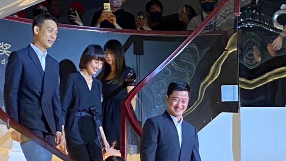 袁泉|百花奖红毯：吴京被儿子拽着走，曾黎穿高跟被搀扶，袁泉出场惊艳