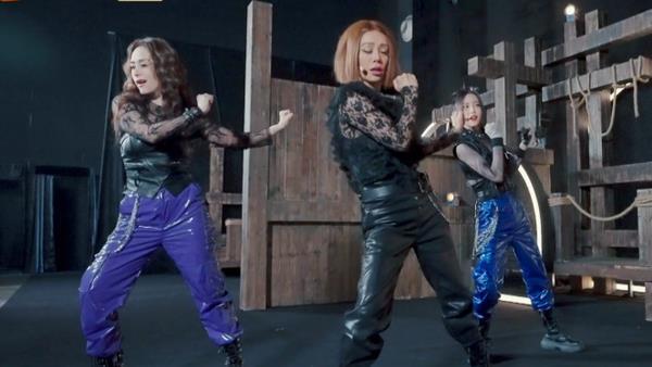 阿娇|《乘风破浪》于文文心满意足，抱着钟欣潼原地转圈，宁静捂嘴偷笑