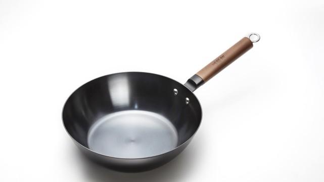 |新铁锅千万别直接烧，掌握这些开锅技巧，不生锈不粘锅