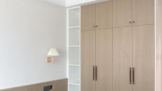 回到装修前，我先把床头柜扔了，再有机会，就要做衣柜一体式设计