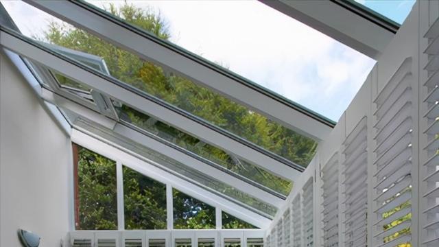 有个院子，宁愿不种花草，也要搭个玻璃顶阳光房，多个“度假区”