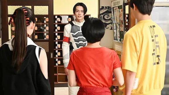 |假面骑士Revice第44话先行图公开，大二再次被一辉按在地上摩擦