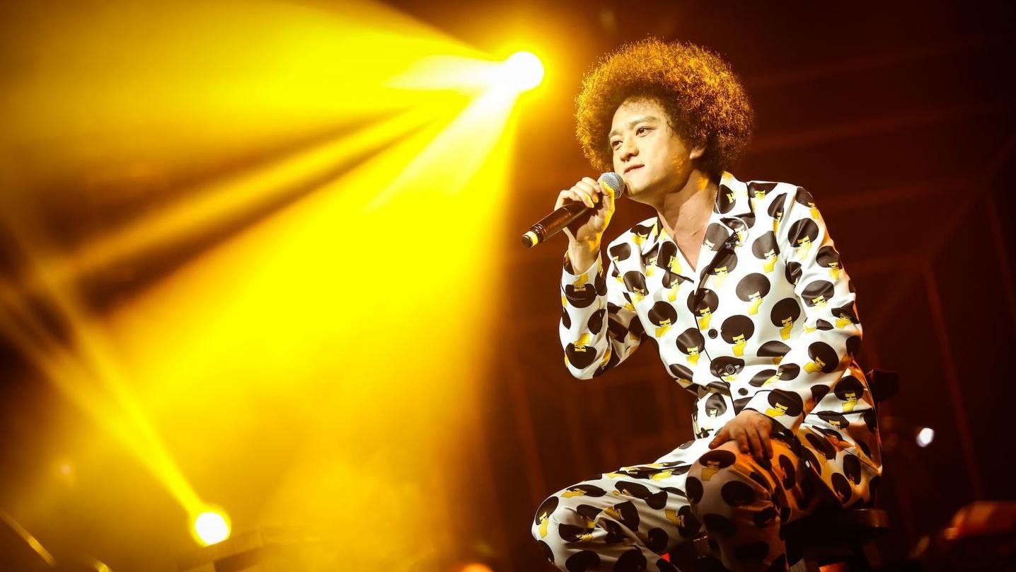 赵英俊|赵英俊45岁冥诞众星悼念！薛之谦带一车花去墓地，手牵赵母不忍泪目